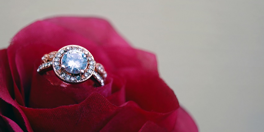 Joyalukkas Jewellery is one of the famous places for gold shopping in Dubai, UAE.