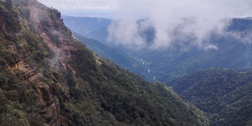 Wah Kaba Falls is nestled amid lush green and dense forests and is perfect for exploring.