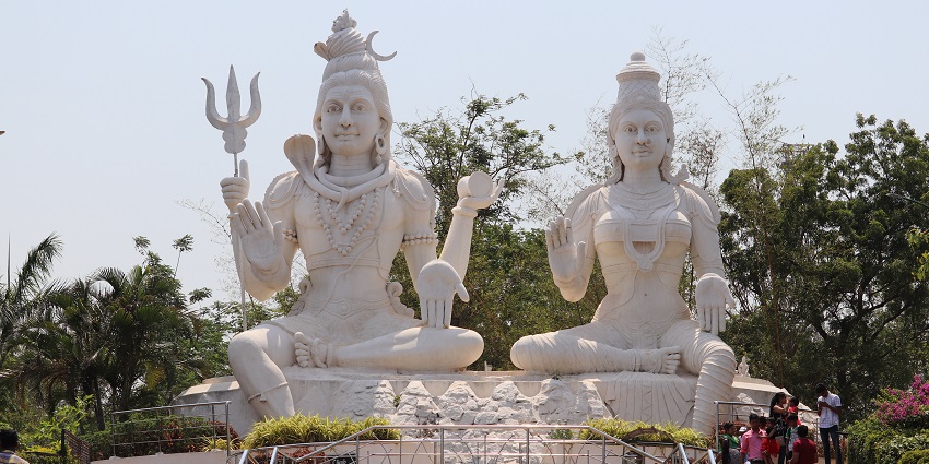 Kailasagiri Hill Park is one of the renowned places near Kanaka Mahalakshmi Temple.