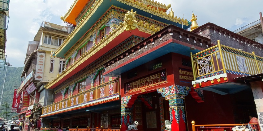 A picture of a monastery on the main street of Mcleodganj, with a traditional buddhist architecture