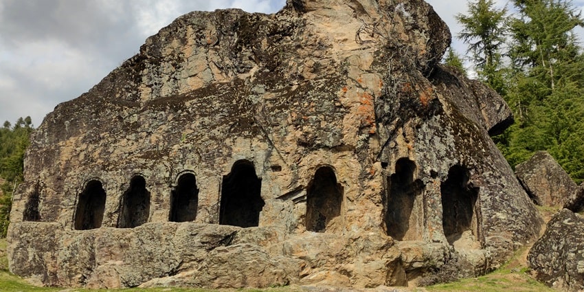 Exploring the Kalaroos Cave is one of the best things to do around Lolab Valley in Winter.