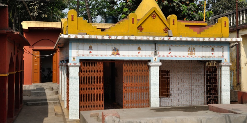 Kali mandir has an architecture with intricate details and vivid hues, a perfect visual treat.