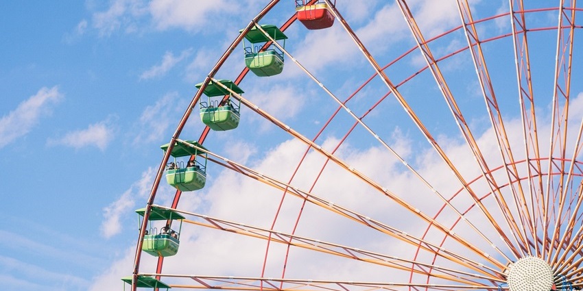 Kalindi Kunj Park is home to a quiet space and a giant Ferris wheel for thrilling rides.