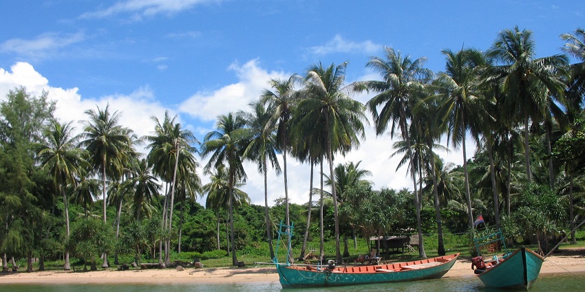 A serene view of azure waters of Kampot Beach, one of the quaint beaches near Phnom Penh.