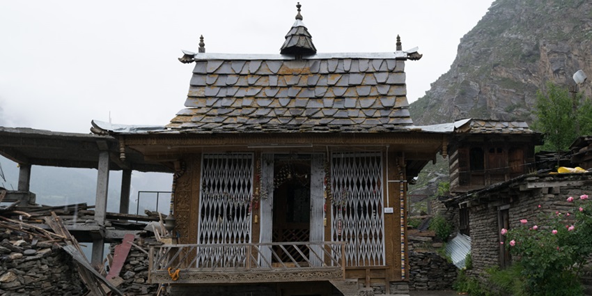 Kamru Fort houses seven storeys made of rocks and was built in the 15th century in the Himalayas.