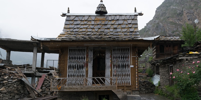Kamru Fort in Himachal houses a temple that has a wooden balcony and five storeys.