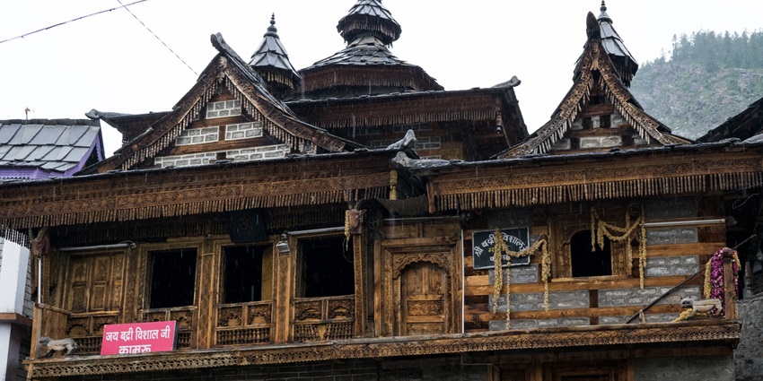 Kamru Fort Sangla is one of the places rich in culture and history of Himachal.