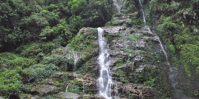 The views of gushing streams of Kanchenjunga Waterfalls will captivate your soul.
