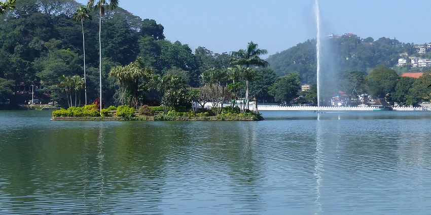 Spending time along the Kandy Lake is one of the best things to do in Kandy, Sri Lanka.