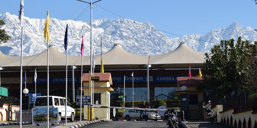 Entrance of the airport, from here tourists can easily reach the park by a taxi or cab