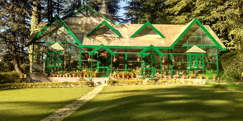 This museum houses handicrafts, paintings and sculptures reflecting Himachal's history