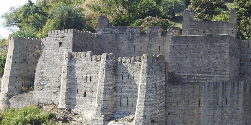 This fort is an ideal tourist attraction for all the history lovers eager to unveil the stories of the past