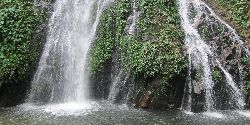 Tourists can sit at the shores of the waterfall with snacks and spend a day relaxing