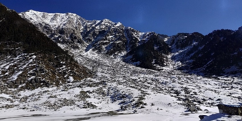 Kareri lake is a crystal-clear lake with pretty scenic views all around for a serene vibe.