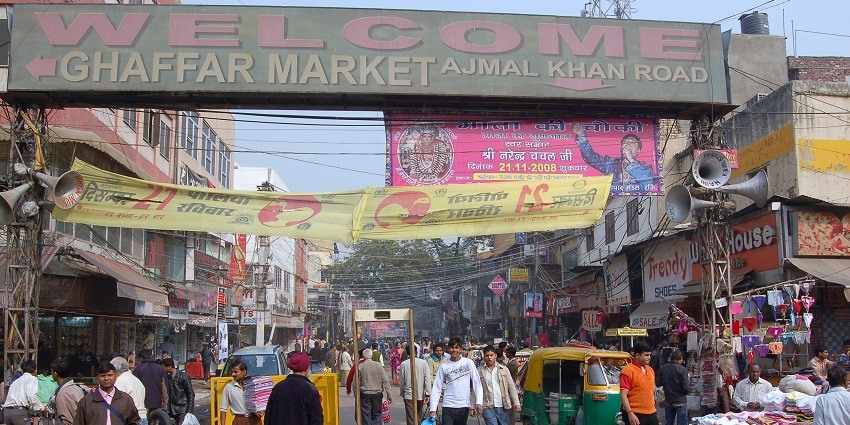 Karol Bagh is among the places to visit near Sarojini Nagar for all the shopaholics.