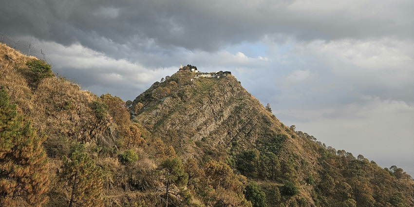 A mesmerising view of Kasauli, one of the top places to visit in summer near Delhi.