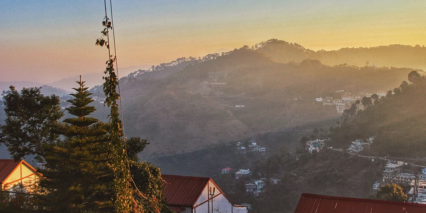 Kasauli, one of the prettiest places to visit near Delhi in October, has the picturesque Kasauli hills.