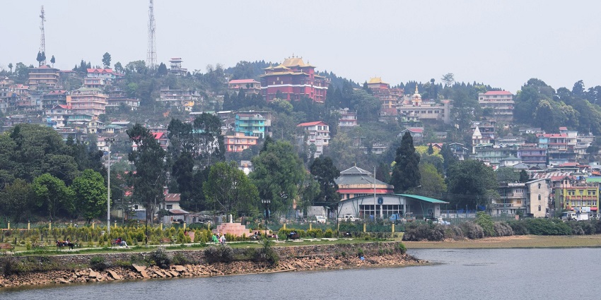 Kashmir point renders unmatchable views of the far-flung peaks of Himalayas and lush green surroundings.