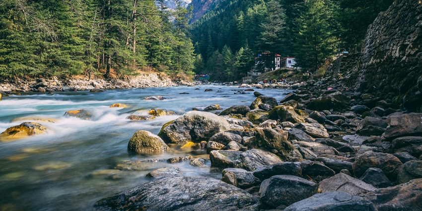 A view of the Parvati River in Kasol, one of the top places to visit in Himachal in May.