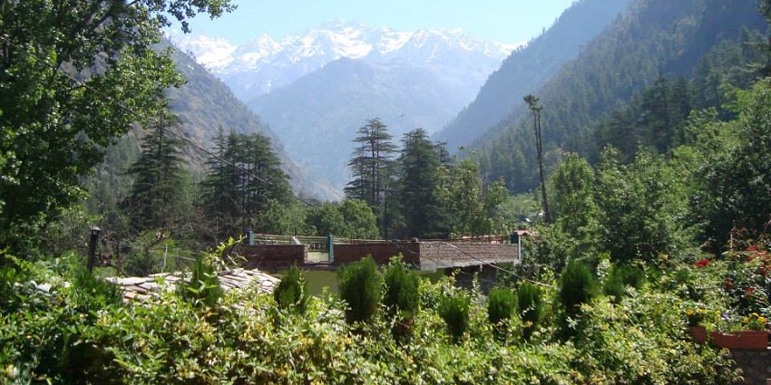 A picture of a stunning landscape in Kasol with views of lush green mountains all around