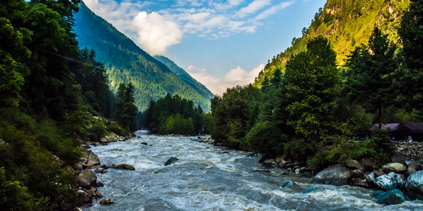 Scenic view of Parvati River flowing through Kasol the hill stations in north india