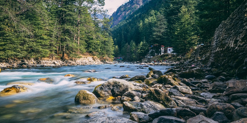 An idyllic view of Kasol, one of the awe-inspiring hill stations near Kangra.