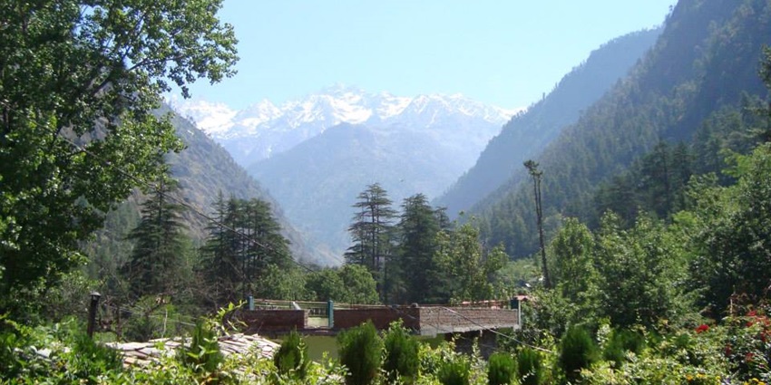 The majestic views of the Parvati Valley mountain ranges—New Year party in Himachal