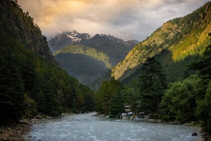 The Parvati river in Kasol is a sight to behold with its stunning scenery and lush mountains