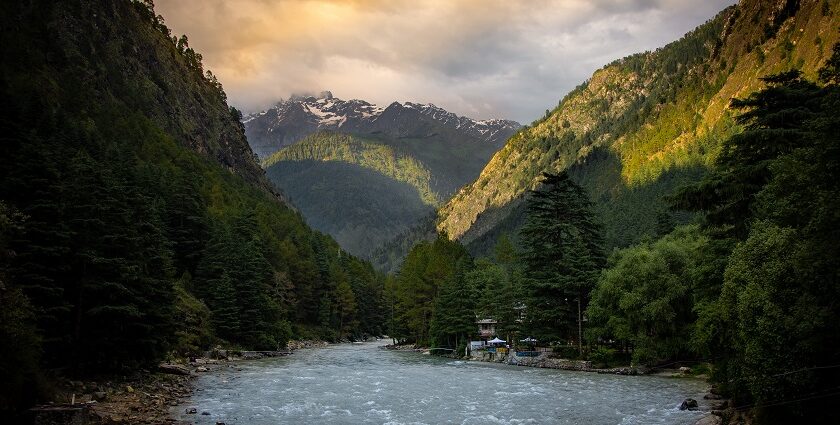 The Parvati river in Kasol is a sight to behold with its stunning scenery and lush mountains