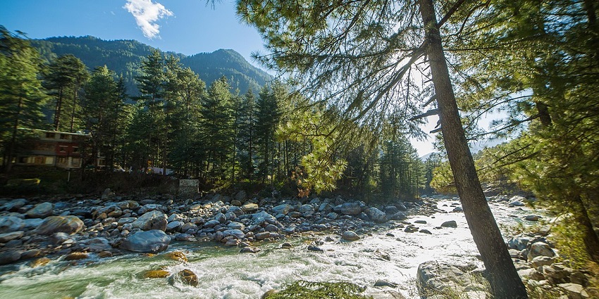 Picturesque view of sparkling Parbati river, flowing through the banks of Kasol