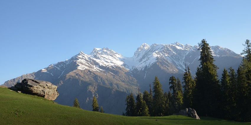 Panoramic view of snow laden peaks of the mighty himalaya from the hills of Kasol