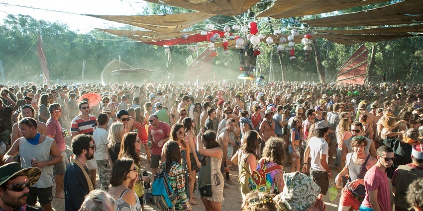 Kasol music festival allows visitors to enjoy the thrilling acts and lively environment with dance and music.