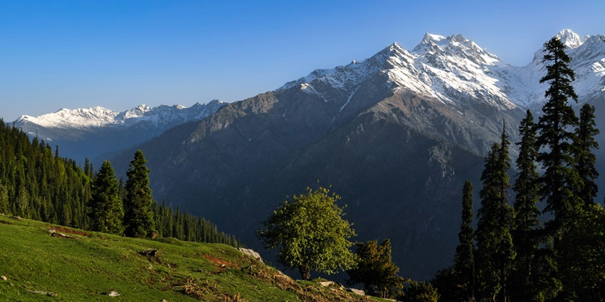 Image of a lush valley with greenery surrounding the charming Grahan village - Offbeat places near Manali.