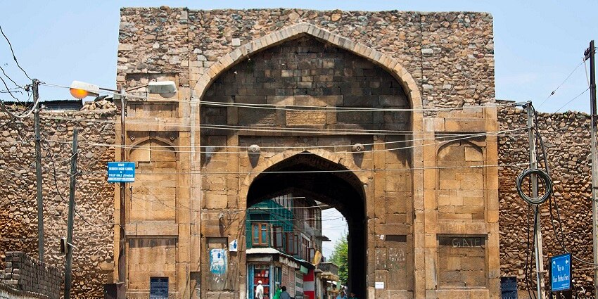 Kathi Darwaza is located near the Dal Lake and has a few Persian memorial writings