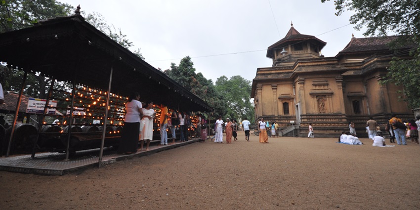 A glimpse of people seeking blessings at the famous Kelaniya Raja Maha Vihara, Sri Lanka.