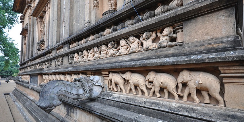 View of Kelaniya Temple, showcasing its intricate architecture and vibrant colours.