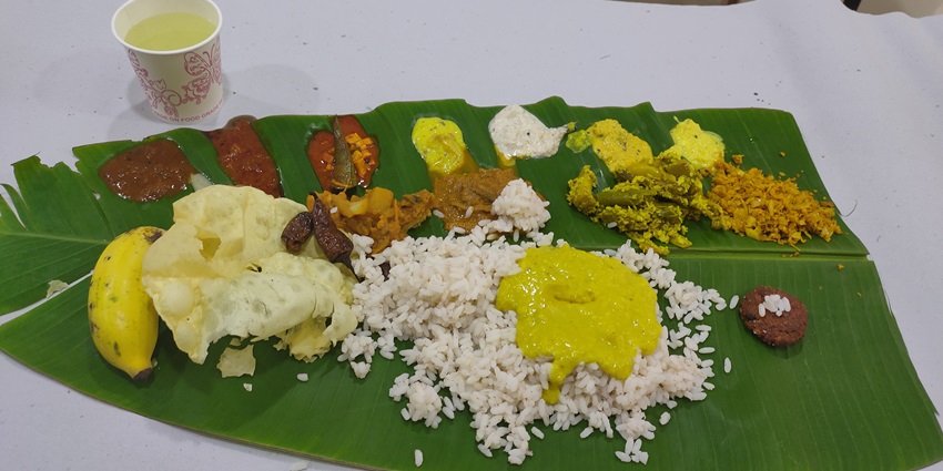Enjoy the delicious Kerala Sadhya Feast, the best food in Munnar at Saravana Bhavan.