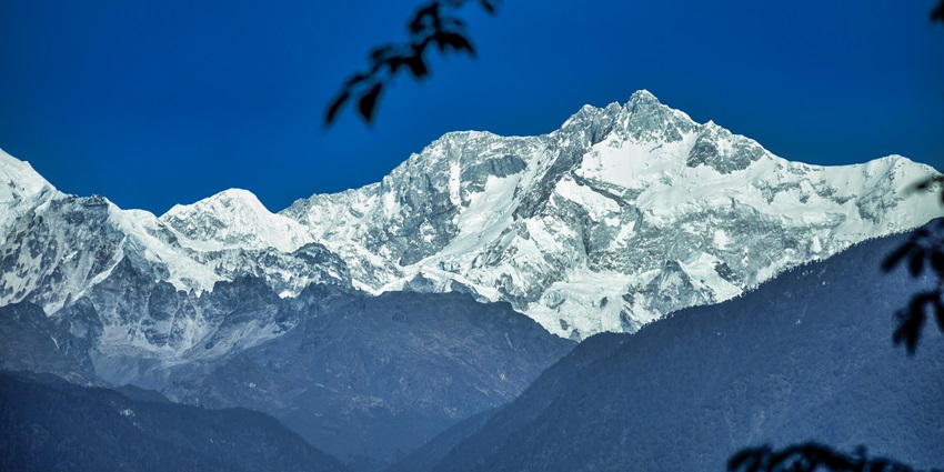 A scenic view of Khangchendzonga ranges, one of the best spots for Paragliding in Pelling.