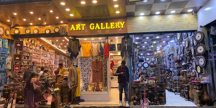 Shop for antiques, handicrafts, authentic Kashmiri spices, etc. at the Khanyar Market
