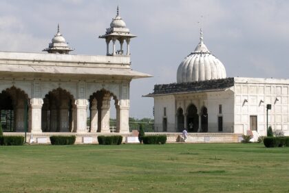 A picture of a white monument in Delhi with a large garden in its front