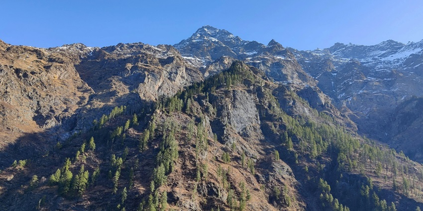 Witness the breathtaking views of Kheerganga Trek, Khir Ganga, Himachal Pradesh, India.