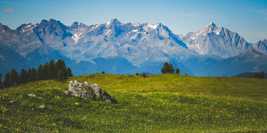 Khorli Poi Trek offers stunning views of the calm Sainj River in Himachal Pradesh.