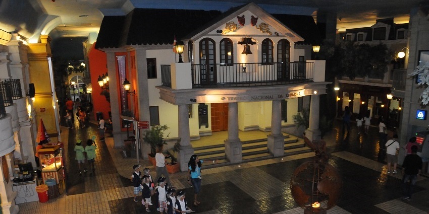 Kidzania is an interactive children’s centre with educational games and exbibits