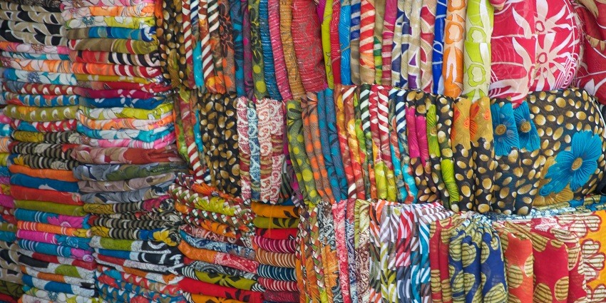 Kinari Bazaar is one of the best places to visit in Chandni Chowk where you can purchase clothing