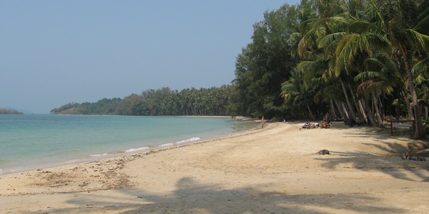 Golden beaches and azure waters of Ko Mak, one of the best offbeat places in Thailand.