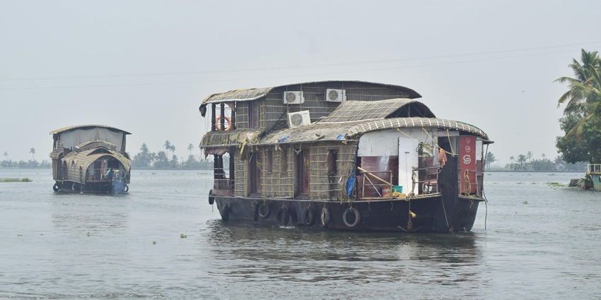 Enjoy the houseboat ride in the serene waters of Kochi, on your trip to New Year.