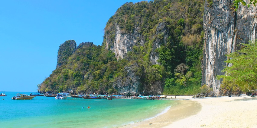 Koh Hong, with colourful fishes inside, offers the activity of kayaking for tourists.