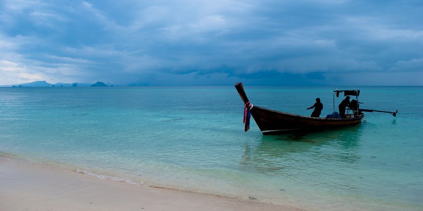 A picture of a boat parked at a beach nearby one of the best sites for snorkelling in Pattaya