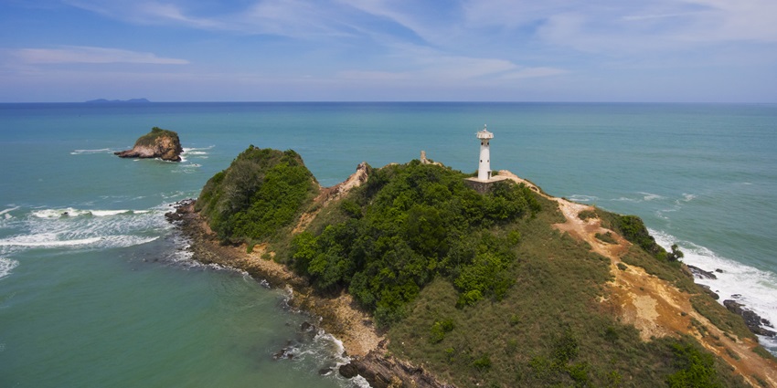 Koh Lanta offers an authentic island experience with utmost peace in the surroundings.