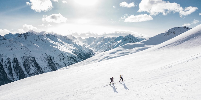 Go on a trek to the scenic Kolahoi Glacier when visiting Aru Valley in winter